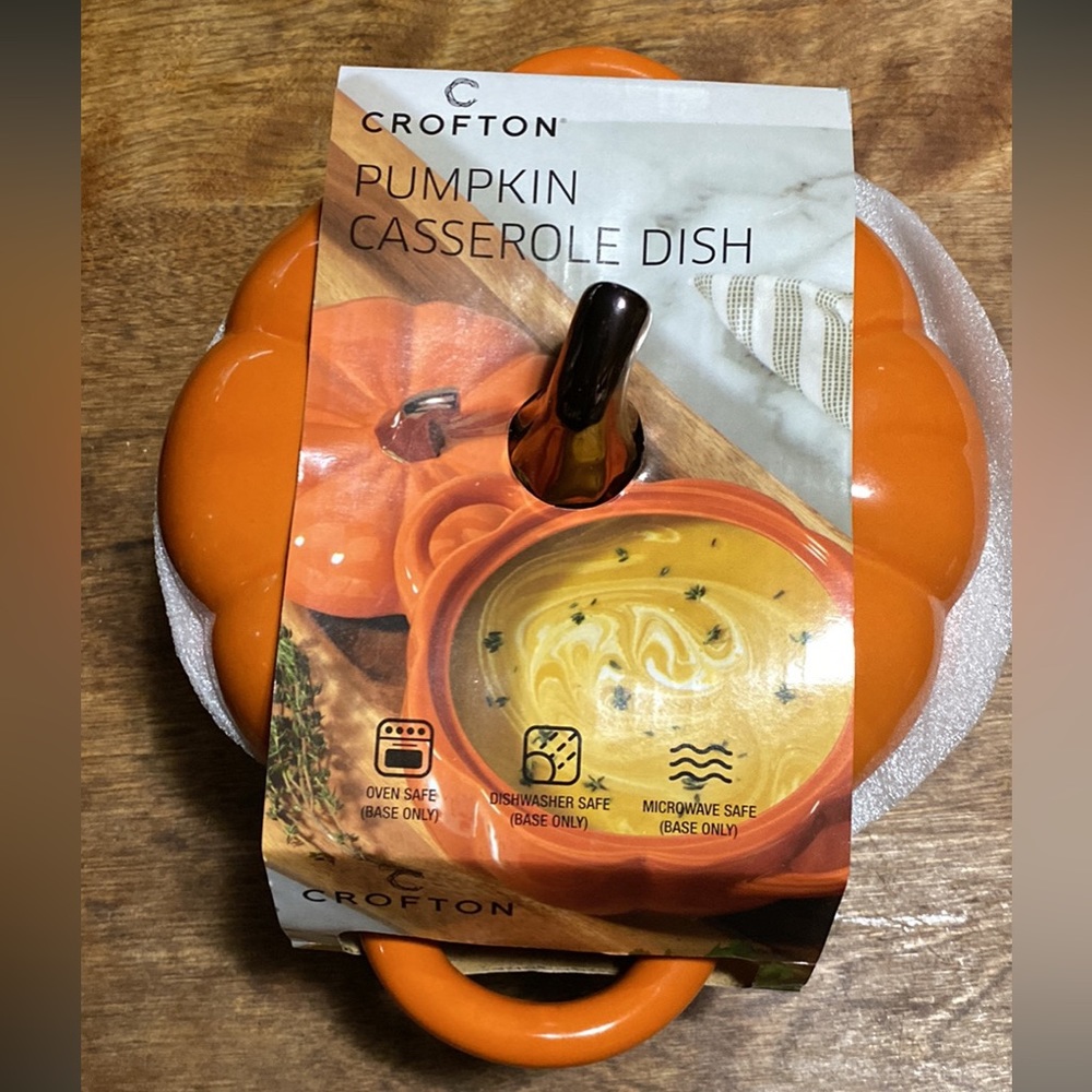 Crofton Pumpkin Casserole Dish - NEW